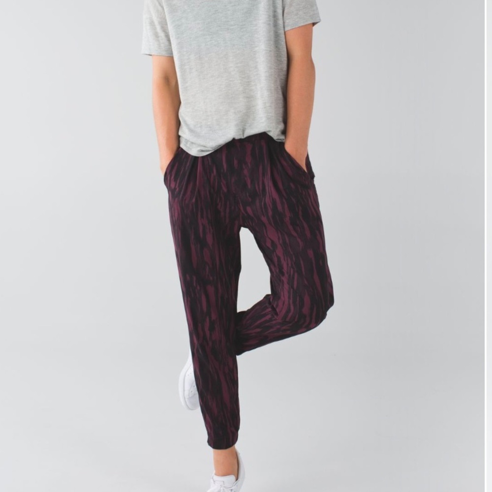 lululemon &go City Jogger Painted Animal‎ Bordeaux Drama Black